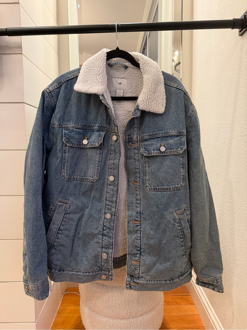H&M Men’s Sherpa-Lined Denim Trucker Jacket - Picture 2 of 5